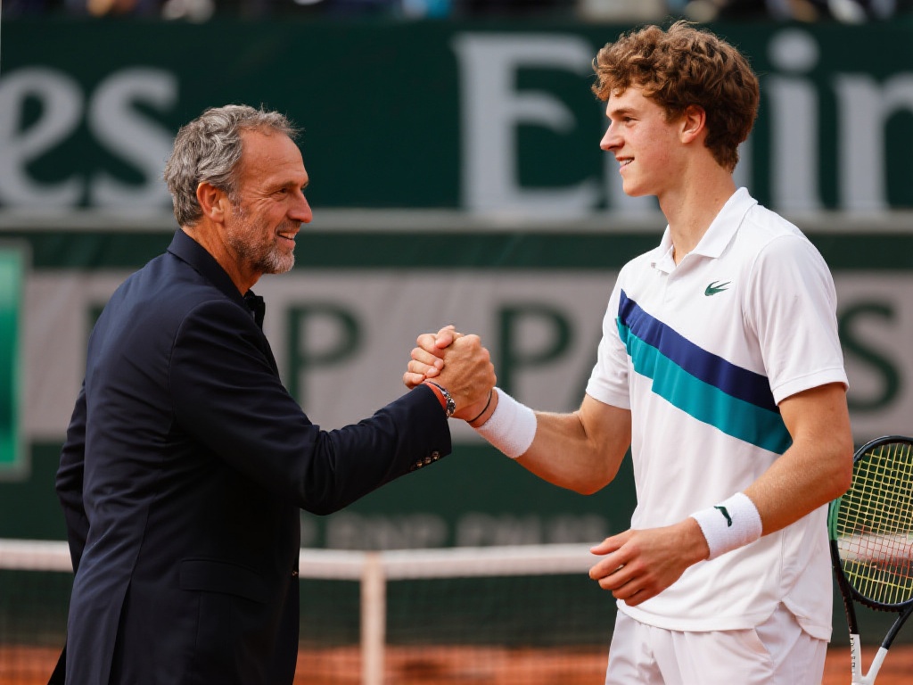 萨顿评B费：作为曼联队长，应展现领导力而非批评裁判